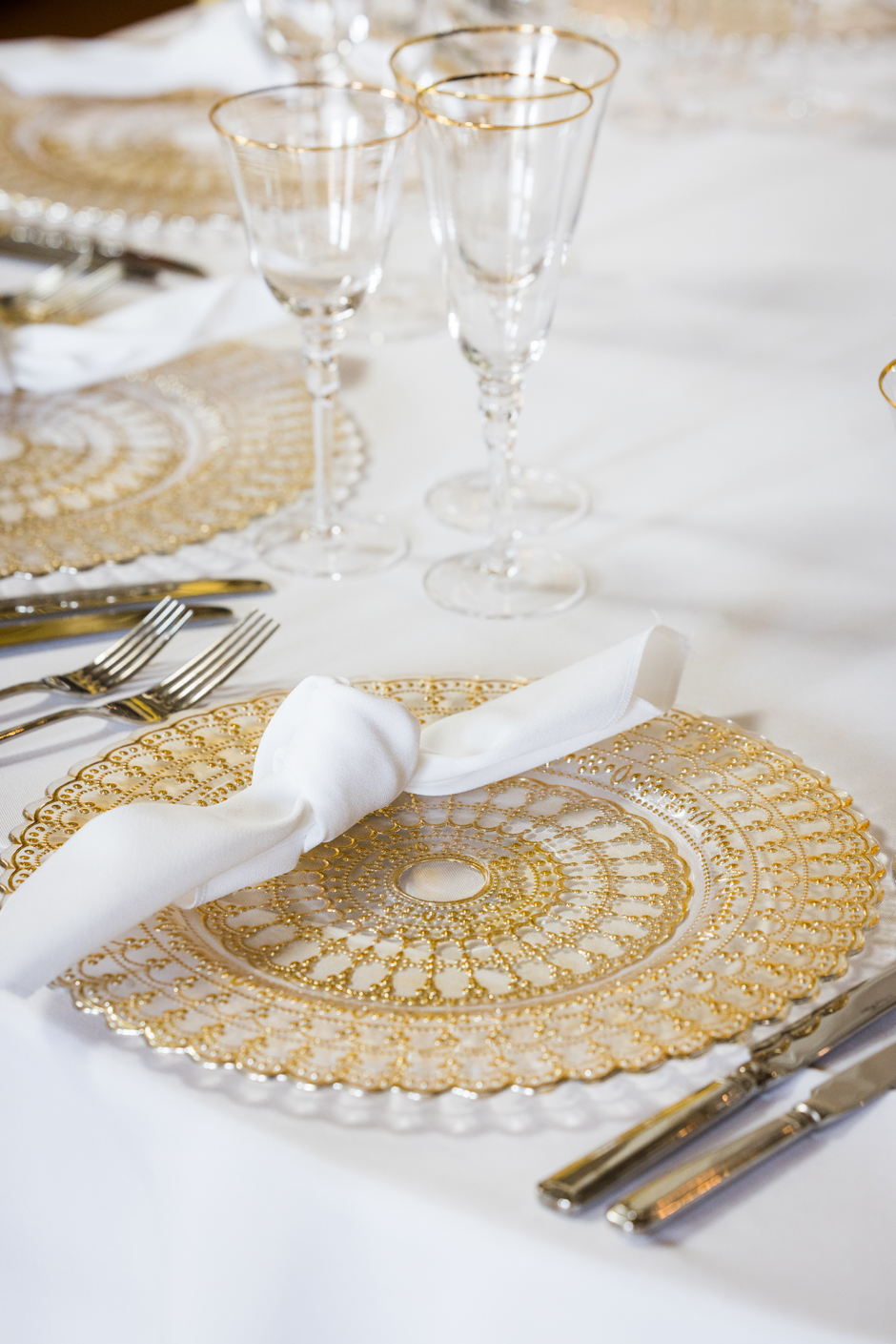 Gold Daisy charger plate with white Essential linen and gold trim glasses